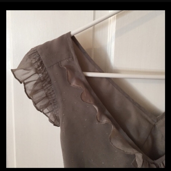 LOFT Gray Ruffle V-Neck Blouse Size 10 - Picture 6 of 9